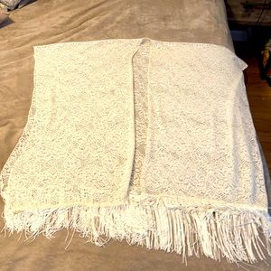 Women’s one size lace kimono it is a off white/cream color.